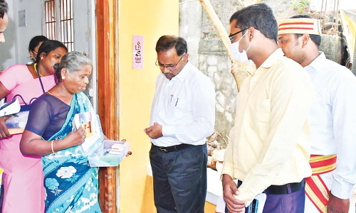 மக்களை தேடி மருத்துவ திட்ட பயனாளிகளின் வீட்டிற்கு சென்று நலம் விசாரித்த கலெக்டர்