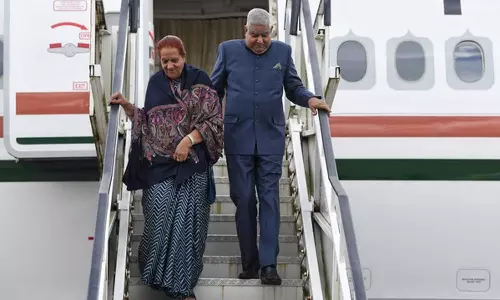 மன்னர் மூன்றாம் சார்லஸ் முடிசூட்டு விழா - லண்டன் சென்றடைந்தார் துணை ஜனாதிபதி