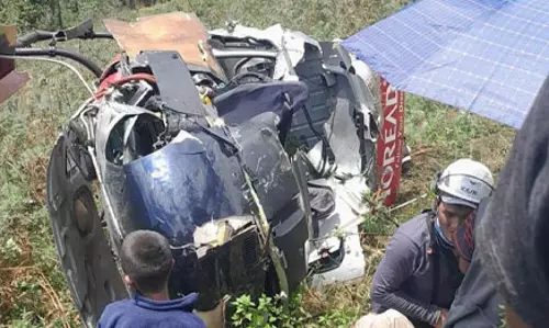 நேபாளத்தில் தரையிறங்கியபோது தனியார் ஹெலிகாப்டர் மரத்தில் மோதி விபத்து- ஒருவர் பலி