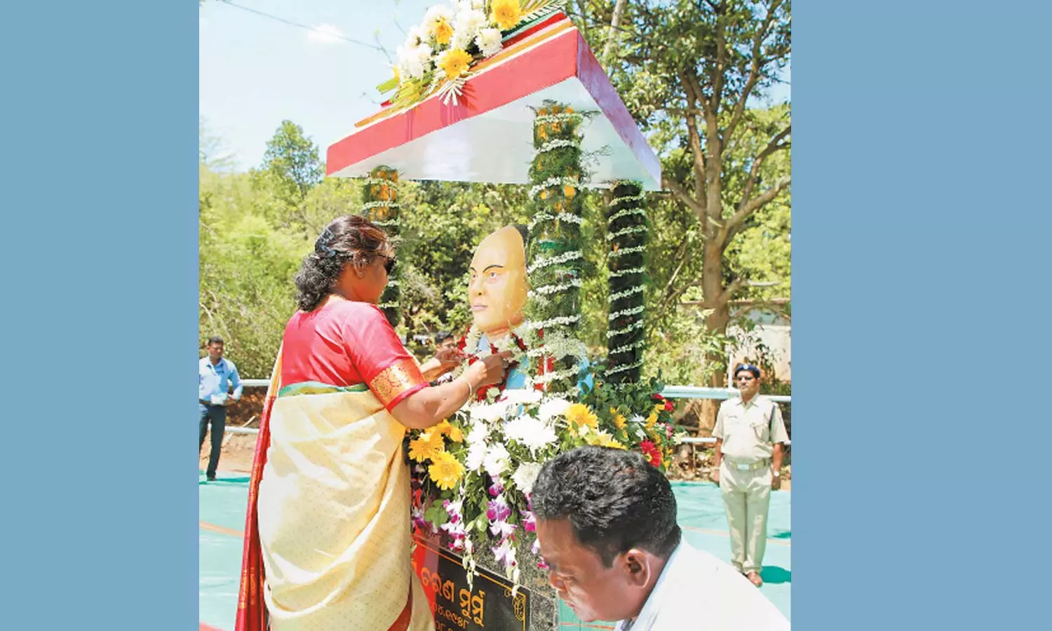 ஜனாதிபதி திரவுபதி முர்மு சொந்த ஊருக்கு பயணம்: ஒடிசா வனவிலங்கு சரணாலயத்தை சுற்றி பார்த்தார் ஜனாதிபதி திரவுபதி முர்மு சொந்த ஊருக்கு பயணம்: ஒடிசா வனவிலங்கு சரணாலயத்தை சுற்றி பார்த்தார்