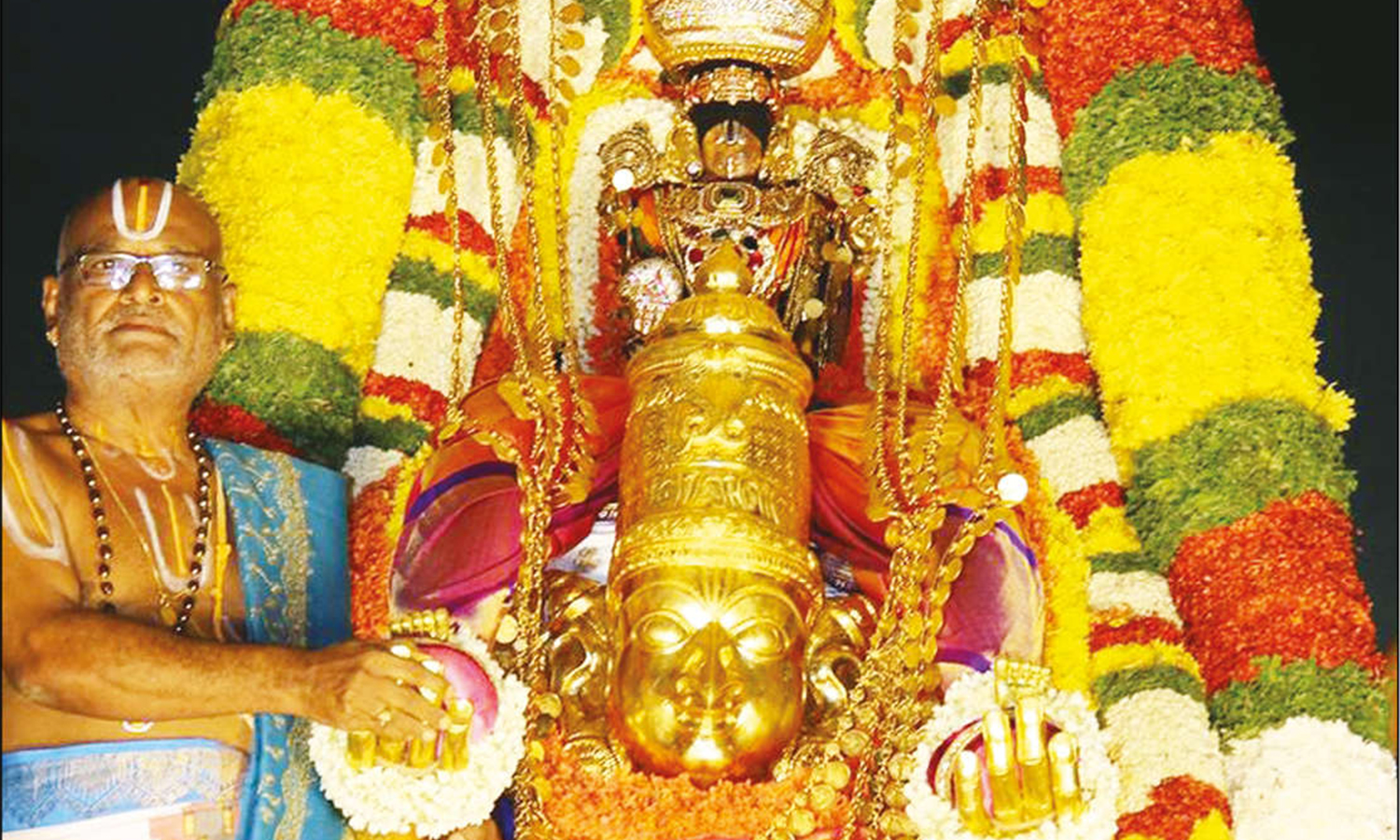 திருப்பதியில் கொட்டும் மழையில் கருடசேவை: பக்தர்கள் கூட்டம் குறைந்தது