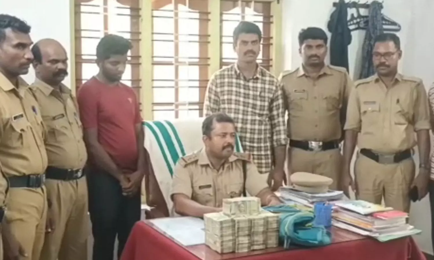 களியக்காவிளை அருகே சொகுசு பஸ்சில் கடத்திய ரூ. 22 லட்சம் பறிமுதல்- வாலிபர் கைது