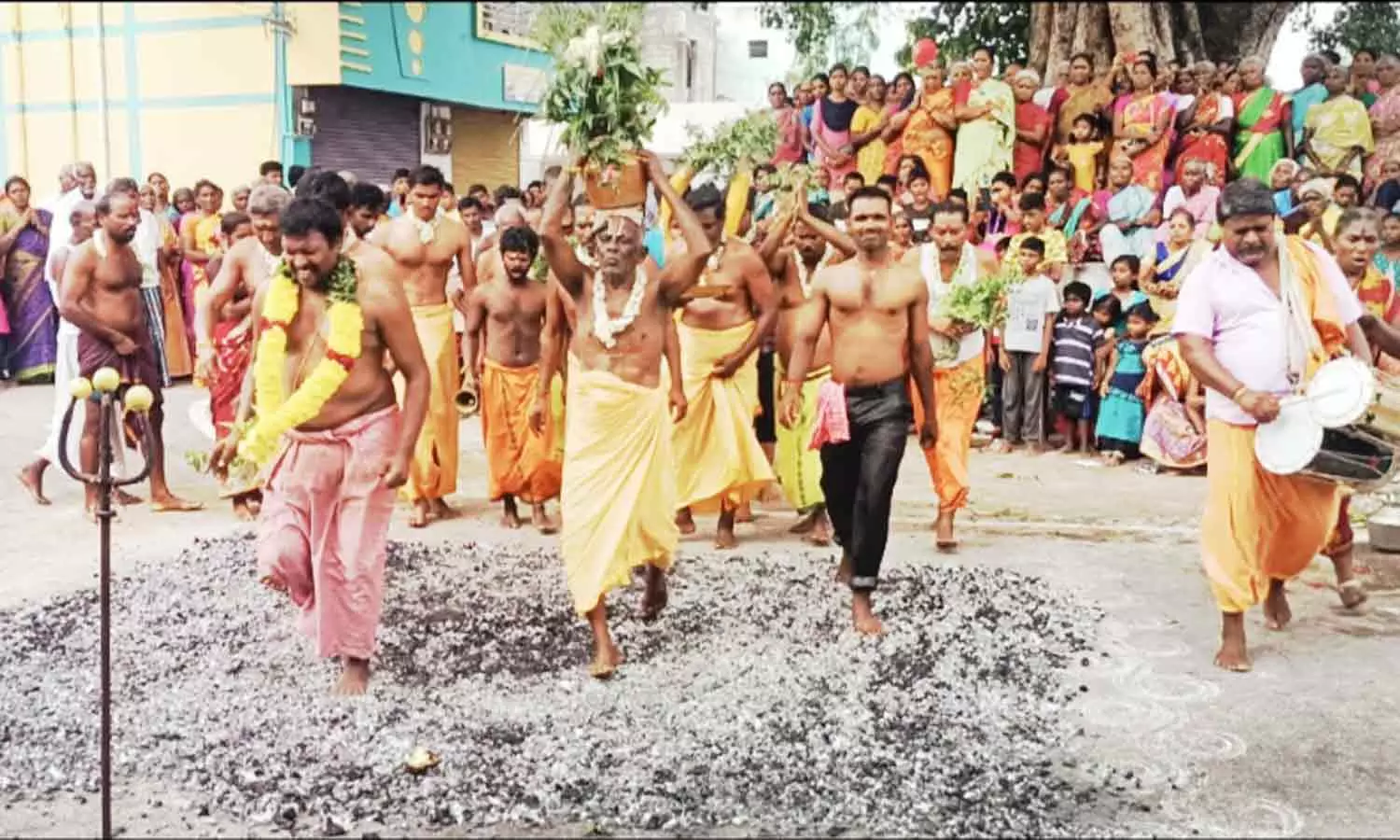 மாரியம்மன் கோவிலில் சித்திரை மாத தீமிதி திருவிழா மாரியம்மன் கோவிலில் சித்திரை மாத தீமிதி திருவிழா