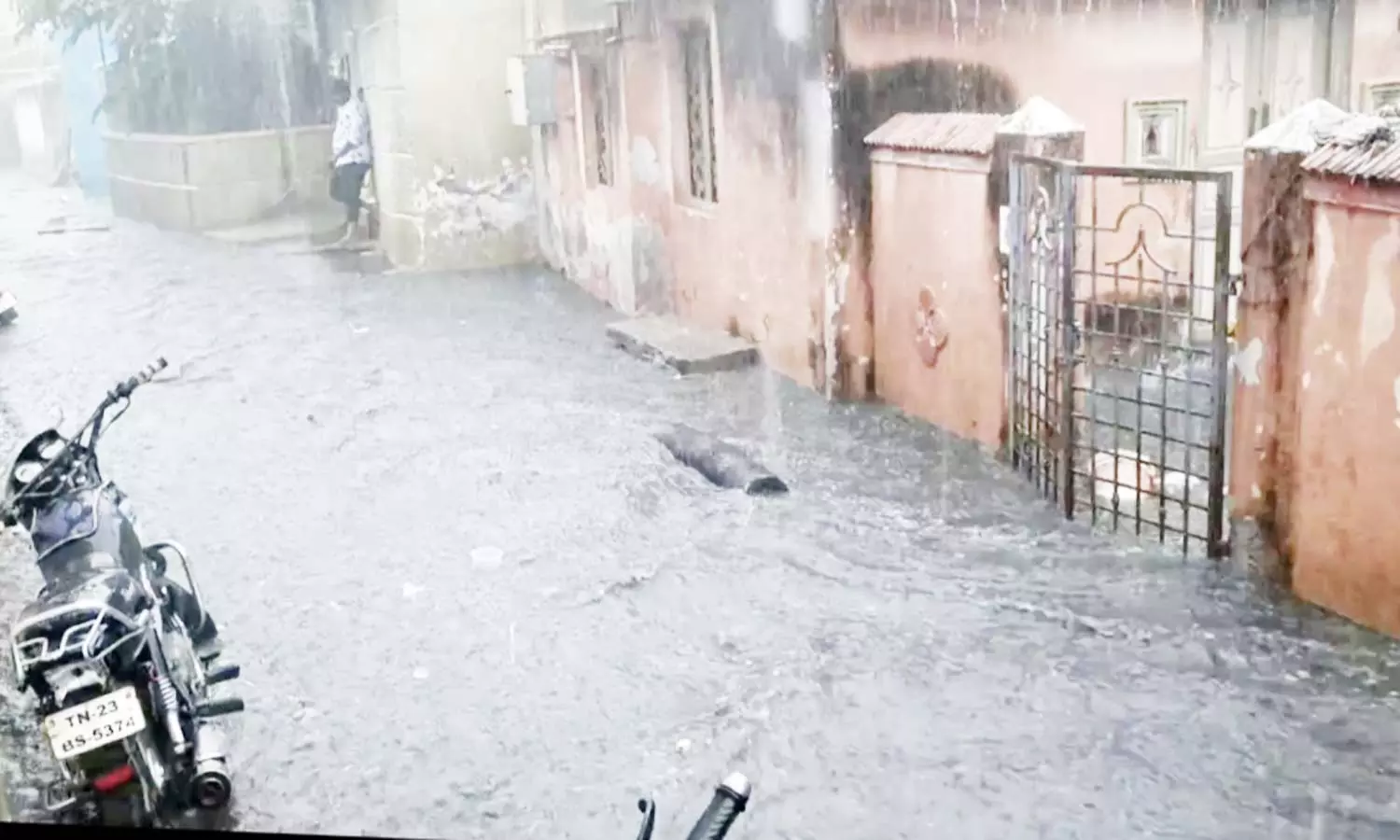 திருப்பத்தூரில் 2 மணி நேரத்தில் 102 மில்லி மீட்டர் மழை