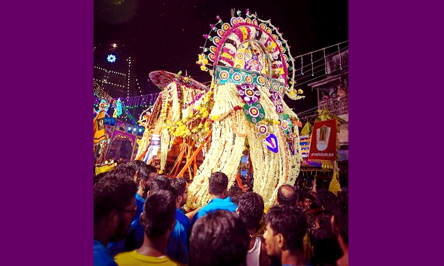 பச்சை பட்டு உடுத்தி ஆற்றில் இறங்கிய கள்ளழகர்