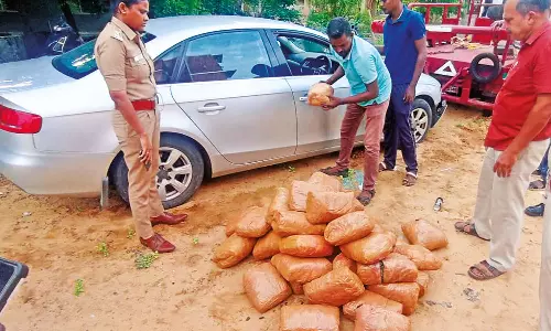 கேட்பாரற்று நின்ற சொகுசு காரில் இருந்த 158 கிலோ கஞ்சா- தப்பிச்சென்ற கடத்தல்காரர்களுக்கு வலைவீச்சு