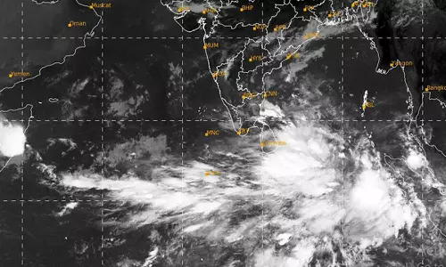 வங்கக் கடலில் குறைந்த காற்றழுத்தம் நாளை உருவாகிறது- திங்கட்கிழமை புயலாக மாறும்
