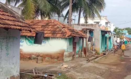 நிலக்கோட்டை பகுதியில் வீடுகளில் கருப்பு கொடி கட்டி போராட்டம்