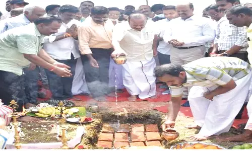 காட்டுமன்னார்கோவில் பகுதியில் புதிய கலை, அறிவியல் கல்லூரி கட்டுமான  பணி: அமைச்சர் எம்.ஆர்.கே.  பன்னீர்செல்வம்  தொடங்கி வைத்தார்