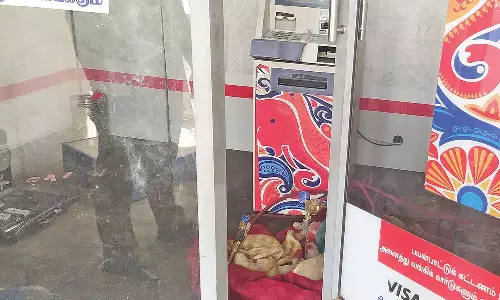 ஏ.டி.எம். எந்திரத்தை உடைத்து கொள்ளையடிக்க முயற்சி- வடமாநில வாலிபர்கள் 2 பேர் சிக்கினர்