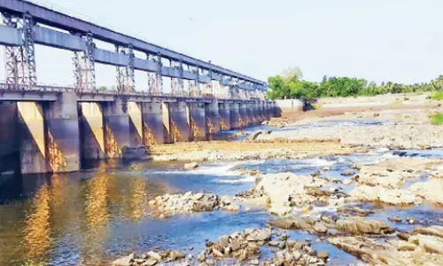 பராமரிப்பு பணியால் நீர் வெளியேற்றம்பூலாம்பட்டி கதவணையில் விசைப்படகு போக்குவரத்து நிறுத்தம்