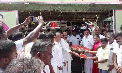 காங்கயத்தில் அ.தி.மு.க. சார்பில் நீர்-மோர் பந்தல்  - பொள்ளாச்சி ஜெயராமன் எம்.எல்.ஏ., திறந்து வைத்தார்