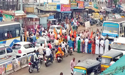 தமிழக கவர்னர் ரவி படம் அவமதிப்புவாழப்பாடியில் பா.ஜ.க.வினர் சாலை மறியல்