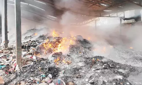 மின்னல் தாக்கி நகராட்சி குப்பை கிடங்கில் தீ விபத்து