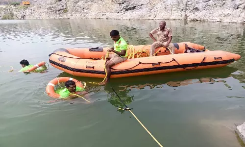 கல்குவாரி குட்டை நீரில் மூழ்கிய பள்ளி மாணவன் பிணமாக மீட்பு