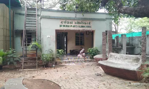 பராமரிப்பின்றி கிடக்கும் மூலிகை பயிற்சி மையம்