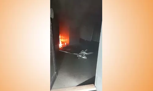 ஏ.டி.எம். மையம் தீப்பிடித்து எரிந்ததால் பரபரப்பு