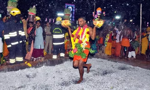 கடையநல்லூர் அருகே சொக்கம்பட்டியில் சந்தன மாரியம்மன் கோவிலில் பூக்குழி திருவிழா