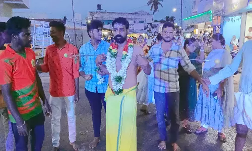 அலகு குத்தி, பறவை காவடி எடுத்து, சாட்டையால் அடித்து நேர்த்தி கடன் செலுத்திய பக்தர்கள்