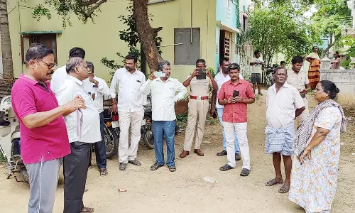 ரேஷன் கடை கட்டும் பணியை நிறுத்த கோரி அதிகாரிகளை முற்றுகையிட்ட பொதுமக்கள்