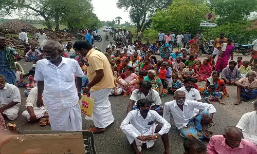 திருநாவலூர் அருகே  கோவில் திருவிழா நடத்துவது தொடர்பாக சாலை மறியல்