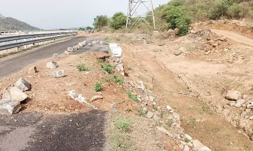 பூமி பூஜை போட்டு கிடப்பில் போடப்பட்டசாலை பணிகள்