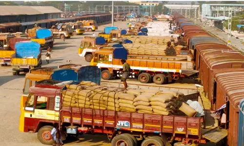 சேலத்துக்கு சரக்கு ரெயிலில் வந்த3,300 டன் பருப்பு, கோதுமை