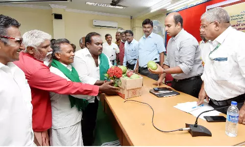 கிருஷ்ணகிரியில் மாங்கனி விலை  நிர்ணயம் குறித்த முத்தரப்பு கூட்டம்