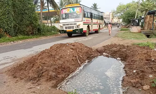 சாலை ஓரத்தில் தோண்டபட்ட பள்ளத்தால் வாகன ஓட்டிகள் அவதி