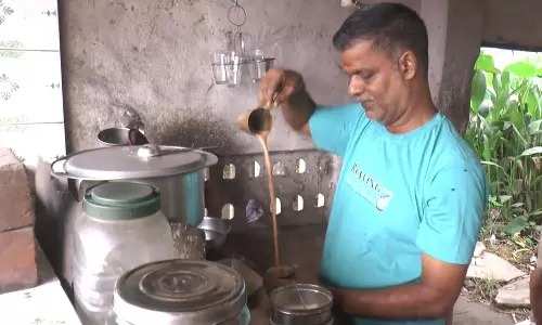 திருவள்ளூர் அருகே விவசாயிகளுக்கு 5 ரூபாய்க்கு டீ வழங்கும் கடைக்காரர்