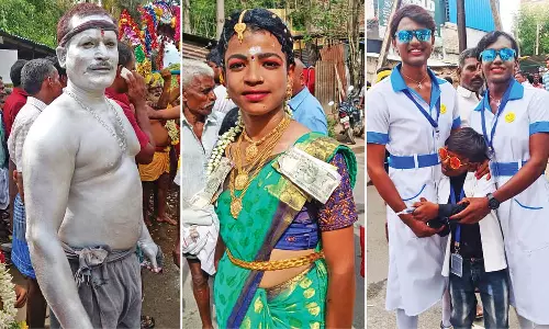 போடி அருகே கோவில் திருவிழாவில் விதவிதமான வேடமிட்டு வந்த பக்தர்கள்