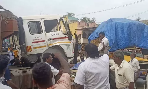 கன்னிகைப்பேர் கிராமத்தில் லாரி மோதியதில் டிராக்டர் உள்பட மூன்று வாகனங்கள் சேதம்