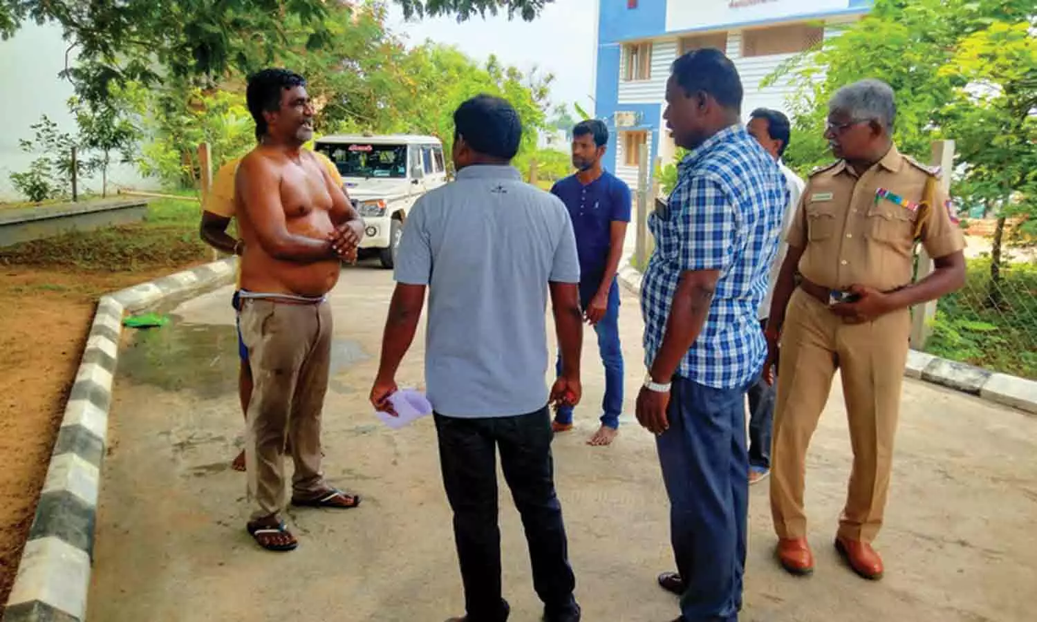 டி.எஸ்.பி. ஆபிஸ் முன்பு பால் வியாபாரி தீக்குளிக்க முயற்சி