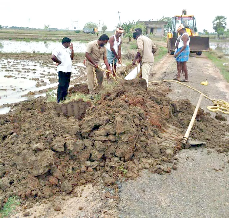மழையால் சாய்ந்த மின்கம்பங்கள் சீரமைப்பு