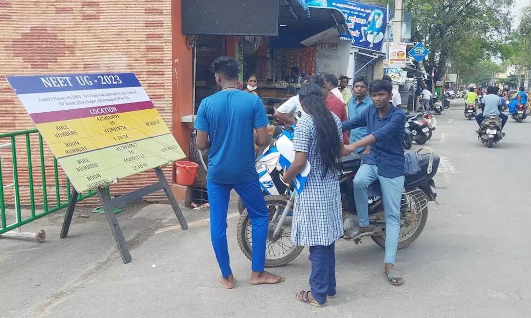 நீட் தேர்வு எழுத தருமபுரியில் காலை 9 மணிக்கே தேர்வு மையம் முன்பு குவிந்தனர் நீட் தேர்வு எழுத தருமபுரியில் காலை 9 மணிக்கே தேர்வு மையம் முன்பு குவிந்தனர்