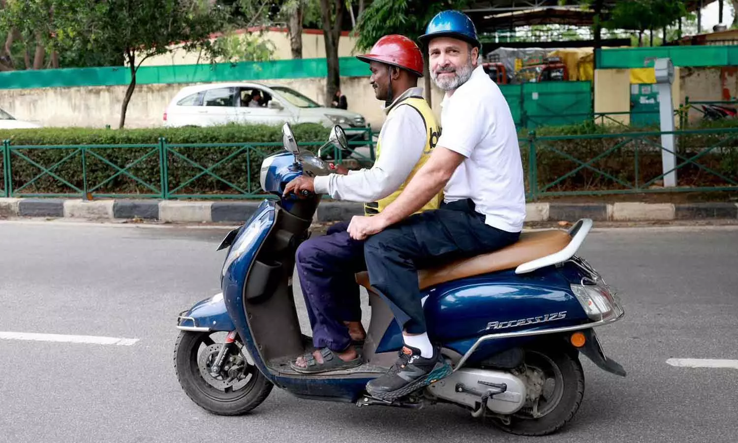 கர்நாடக சட்டசபை தேர்தல் - டெலிவரி பாயுடன் பைக்கில் பயணம் செய்த ராகுல் காந்தி கர்நாடக சட்டசபை தேர்தல் - டெலிவரி பாயுடன் பைக்கில் பயணம் செய்த ராகுல் காந்தி
