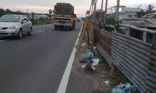 வெள்ளகோவில் சாலையில் பாதுகாப்பற்ற தகர தடுப்புகளால் விபத்து அபாயம்