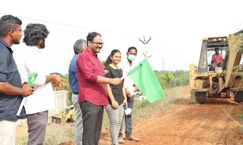 திருவள்ளூர் மாவட்டத்தில் ஏரிகள் தூர்வாரி புனரமைப்பு- கலெக்டர் தொடங்கி வைத்தார்