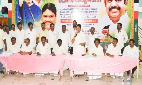 கடலூரில் அ.தி.மு.க. நிர்வாகிகள் ஆலோசனை கூட்டம்:முன்னாள் அமைச்சர் எம்.சி.சம்பத் பங்கேற்பு