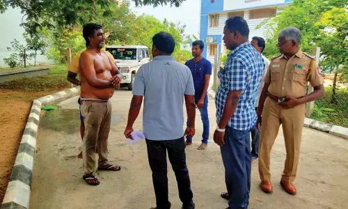 டி.எஸ்.பி. ஆபிஸ் முன்பு பால் வியாபாரி தீக்குளிக்க முயற்சி