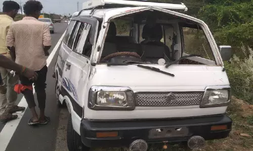 வெள்ளகோவில் அருகே விபத்தில் சிக்கிய வேன்