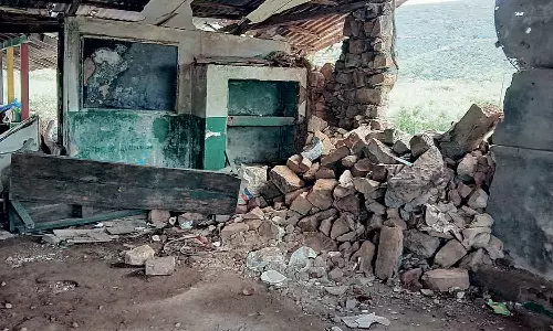 வால்பாறை அருகே குழந்தைகள் காப்பகத்தை உடைத்து காட்டு யானைகள் அட்டகாசம்