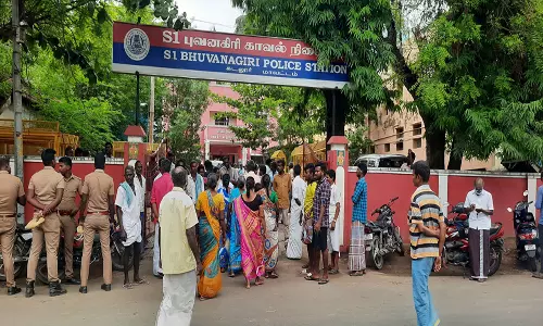 டாஸ்மாக் கடையில்  மின்சாரம் தாக்கி பலியானவருக்கு நஷ்டஈடு கேட்டு குவிந்த கிராம மக்கள்: புவனகிரி போலீஸ் நிலையத்தில் பரபரப்பு