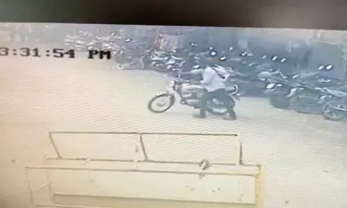 சாலையில் நிறுத்தப்பட்ட பைக்கை திருடும் டிப்டாப் ஆசாமி