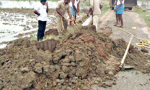 மழையால் சாய்ந்த மின்கம்பங்கள் சீரமைப்பு