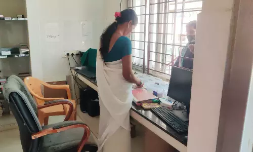 ஒகேனக்கல் ஆரம்ப சுகாதார நிலையத்தில் போதிய செவிலியர்கள் இல்லாததால் நோயாளிகள் அவதி