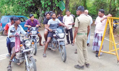 களக்காடு சிவபுரம் சாலை திடீர் மூடல்-வனத்துறை நடவடிக்கையால் சுற்றுலா பயணிகள் அதிருப்தி