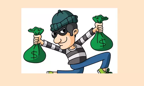 சி.சி.டி.வி. கேமராவில் விபூதியை அள்ளி வீசி  கைவரிசை காட்டிய கொள்ளையர்கள்