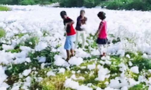 ரசாயன நுரையில் ஆபத்தை உணராமல் விளையாடும் சிறுவர்கள்