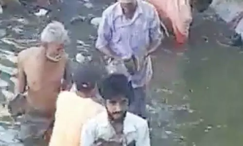 பீகாரில் கால்வாயில் கட்டு கட்டாக பணம்- மக்கள் போட்டி போட்டு அள்ளி சென்றனர்